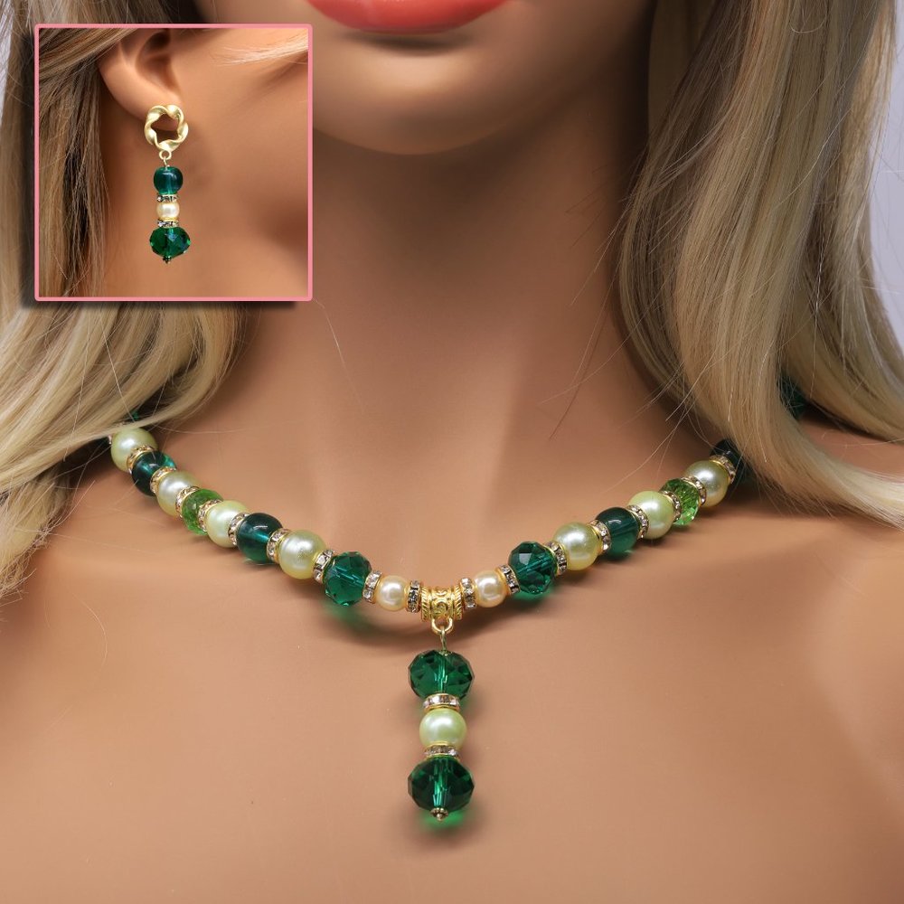 Beautiful necklace and earring set with Emerald Green Chrystals and Pearls. - Picture 1 of 6